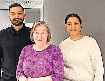 Verica Petrovic (Mitte) mit Schwiegertochter Radica Petrovic und Enkel Nikola Petrovic. FOTO: MWL