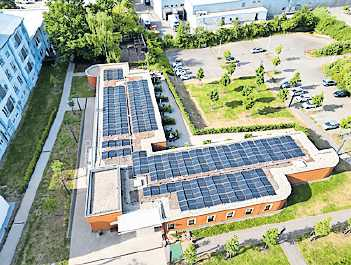 Luftaufnahme der 95 kWp groBen PV-Anlage von Haus Magdalena, im Frühjahr 2025 der BEG errichtet. FOTO: BEG/GRATIS