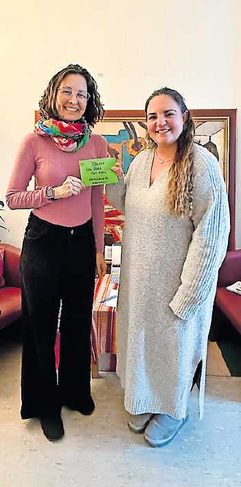 Gespendet: Susanne Lecherbourg (links) brachte 570 Euro ins Frauenhaus. FOTO: LECHERBOURG/GRATIS
