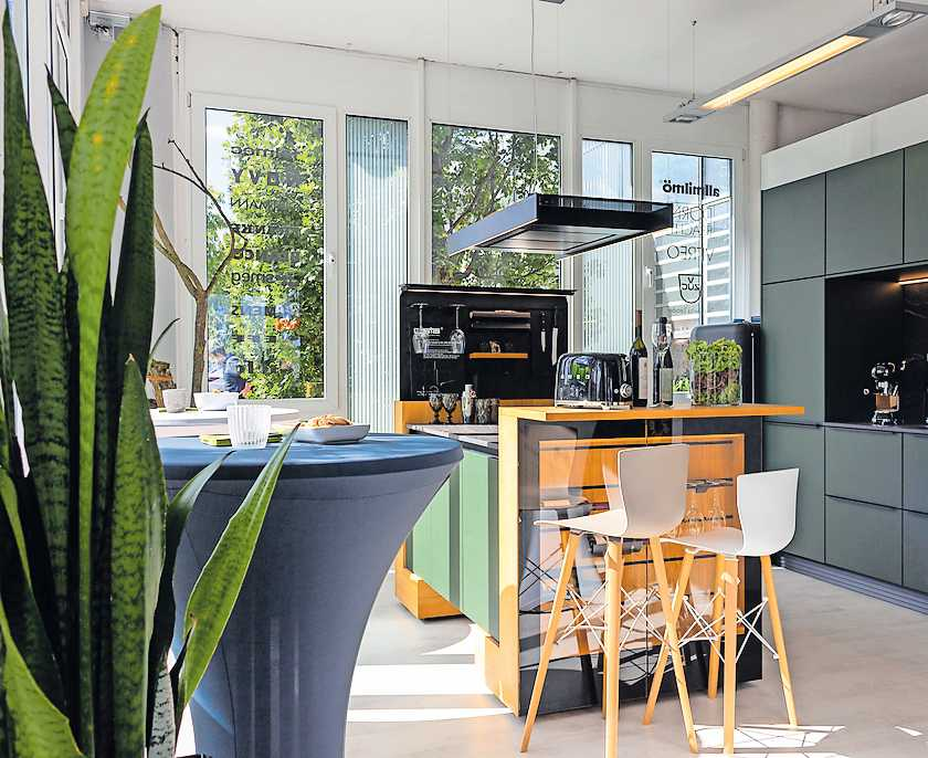 Beispiel einer Küche in Räumlichkeiten mit Fensterfront. FOTO: KÜCHENHAUS MUTSCHLER/GRATIS