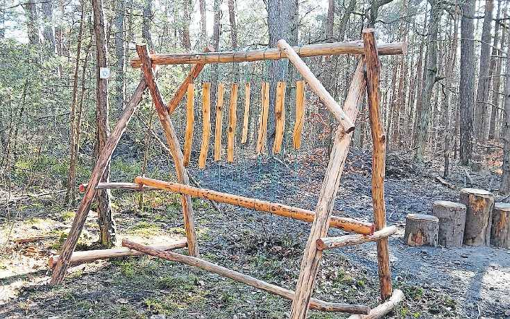 Ein Waldxylophon entlang des Weges. FOTO: GABRIELE KAISER