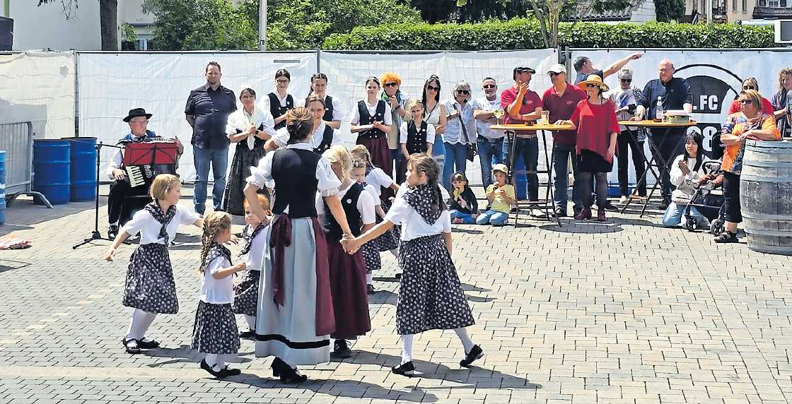 Wenn sich Tänzer drehen, wird der Jahnplatz zur Bühne internationaler Folklore FOTO: GV HASSLOCH