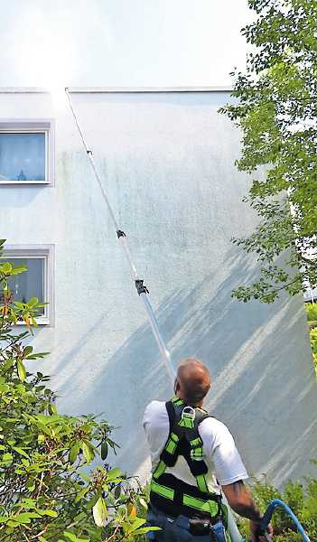 Die Techniker arbeiten mit bis zu 10 Meter langen Teleskoplanzen. FOTO: HERMES/GRATIS