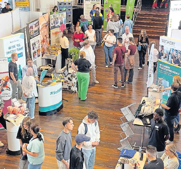 Interessierte Besucher finden an den Infoständen der Aussteller den passenden Ansprechpartner. FOTO: AGENTUR FÜR ARBEIT/GRATIS