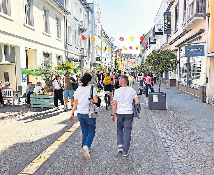 In den Nebenstraßen der Innenstadt verbinden sich individuelle Geschäfte, Aktionen und Genussmomente. FOTO: TKN (2025)