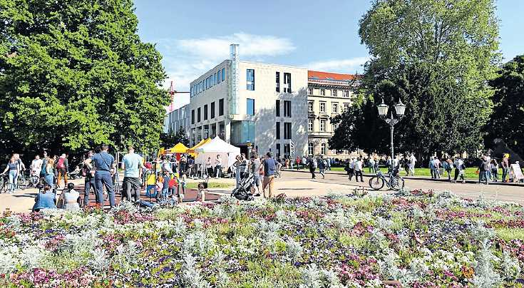 Am und im Ettlinger Tor trifft buntes Festtreiben auf entspanntes Shopping und frühlingshafte Atmosphäre. FOTO: TKN (2025)