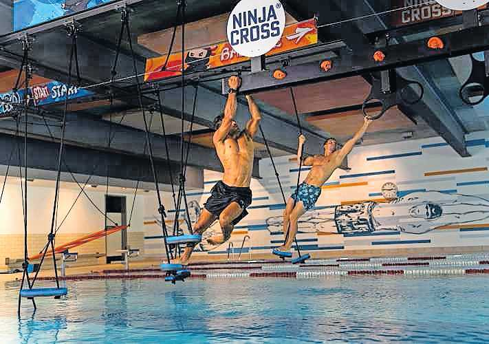 Klettern, hangeln, balancieren: Der „NinjaCross“ ermöglicht eine Wasser-Challenge im Europabad. FOTO: KARLSRUHER BÄDER