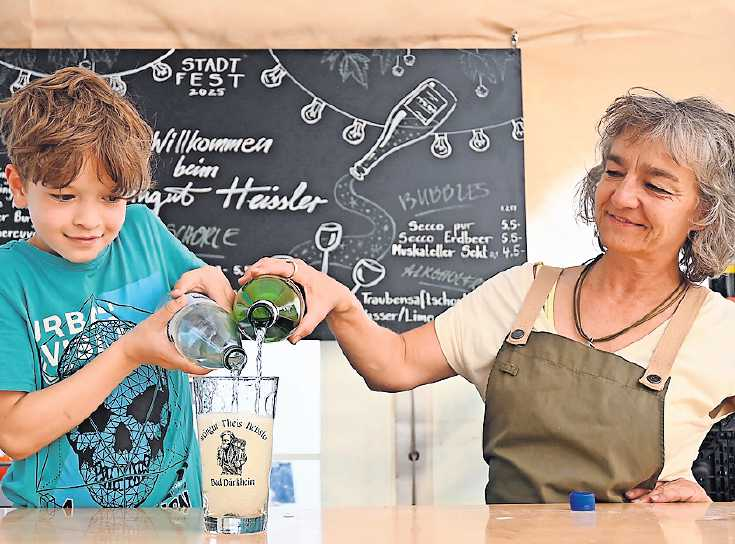 Teamwork beim Weingut Heissler: Sybille Heissler und Joris teilen sich die Arbeit. ARCHIVFOTO: PETER KRETZSCHMAR