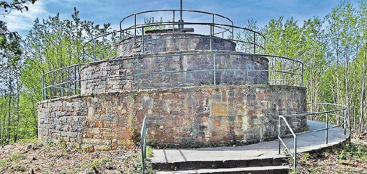 Rundherum zieht sich spiralförmig der Aufgang zum Plateau des Zeppelinturms. FOTO: LADWIG