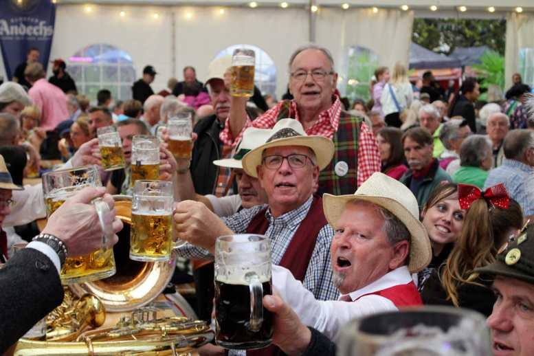 Volle Bänke, gute Gespräche und ausgelassene Stimmung: Das Festzelt ist traditionell einer der Treffpunkte beim Andechser Bierund Straßenfest. FOTO: MARKUS PACHER
