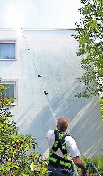 Die Techniker arbeiten mit bis zu 10 Meter langen Teleskoplanzen. FOTO: HERMES/GRATIS