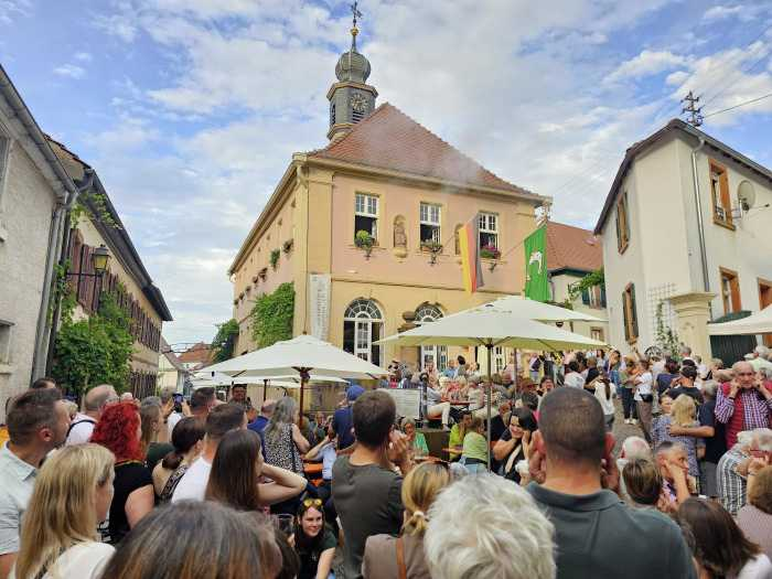 Mit Salutschüssen aus dem alten Rathaus und Freiwein wird die Hambacher Jakobuskerwe traditionell eröffnet. FOTO: EVA BENDER