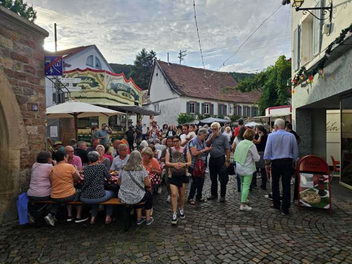 Zwischen Winzerhöfen, Musik und Fahrgeschäften herrscht ausgelassene Festatmosphäre. FOTO: EVA BENDER