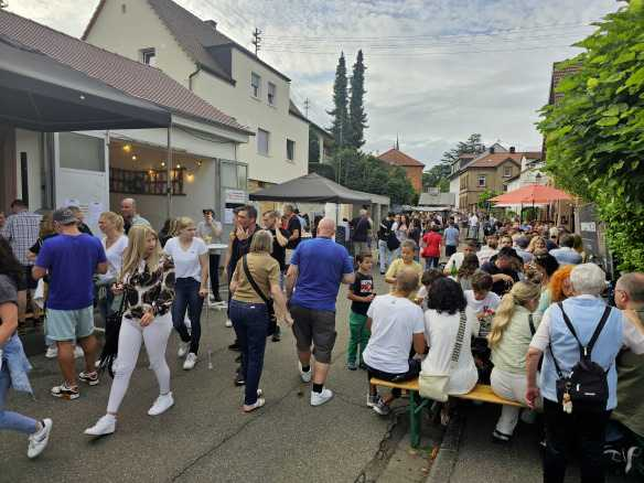 Auf der Kerwemeile laden Winzerhöfe und Ausschankstellen zum Verweilen und Genießen ein. FOTO: EVA BENDER