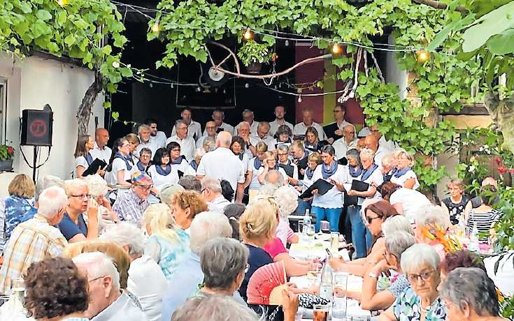 Zahlreiche Musiker und Bands tragen zur besonderen Atmosphäre des Festwochenendes bei.