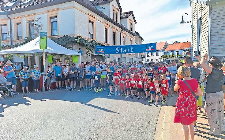 Beim Dorflauf gehen ambitionierte Sportler und Freizeitläufer gemeinsam an den Start.