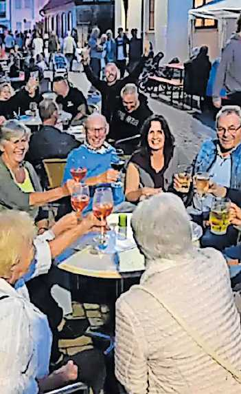 Genuss auf der Straße: Beim Dorffest in Hanhofen gibt es gute Weine. FOTO: LENZ/ARCHIV
