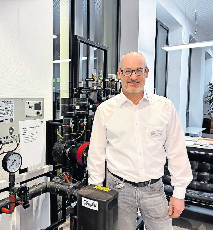 Georg Maier, Teamleitung Technik, vor einer Wärmepumpe. FOTO: STADTWERKE FRANKENTHAL/GRATIS