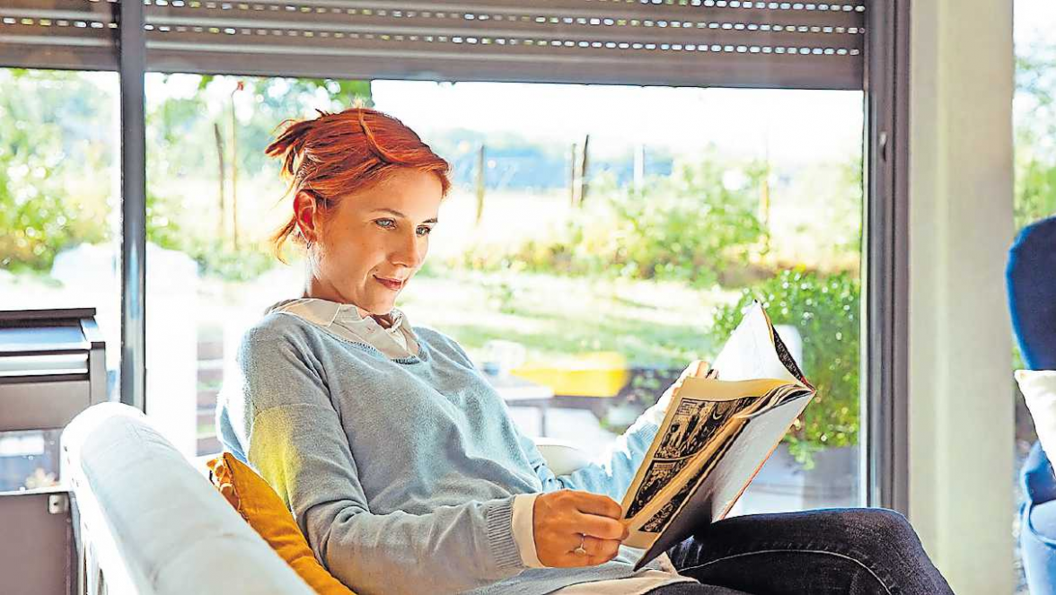 Neue Fenster und Sonnenschutzsysteme leisten einen wesentlichen Beitrag, um Energie zu sparen und den Wohnkomfort spürbar zu verbessern. FOTO: DJD/SOMFY