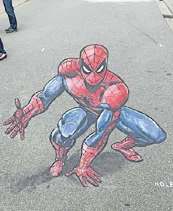 Spiderman als Asphalt-Kletterer: 3D-Straßenmalerei von Kole. | Foto: Verein Winestreetart/oho