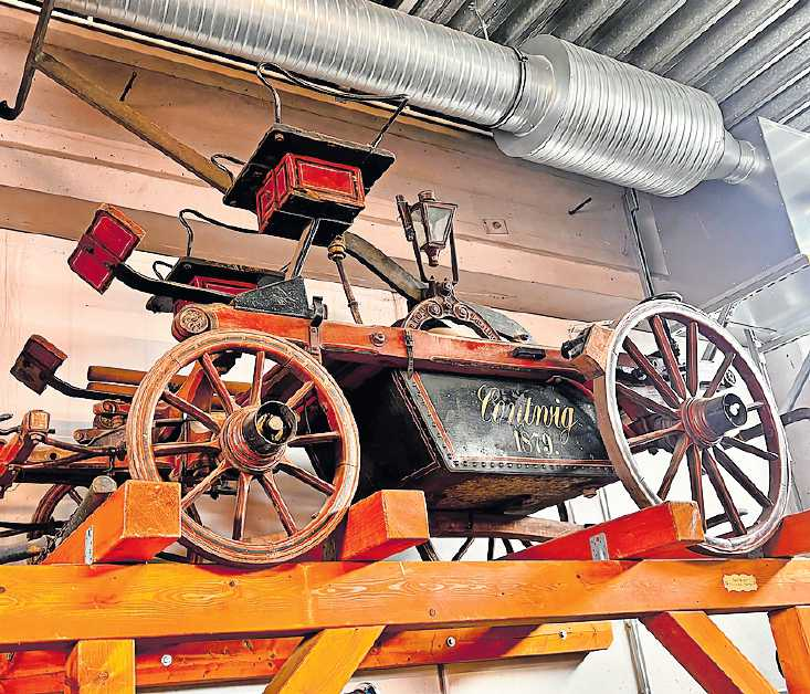 Das erste „Feuerwehrauto“, die alte Spritze aus dem Jahr 1879, besitzt in der Fahrzeughalle einen Ehrenplatz. FOTO: PHKR