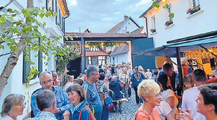 In den Mühlhofener Gassen lässt es sich bequem von Weingut zu Weingut bummeln. FOTO: WINZERGEMEINSCHAFT MÜHLHOFEN/GRATIS