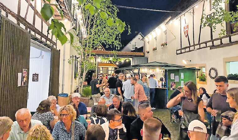 Bei kühlen Getränken, schmackhaftem Essen und musikalischer Unterhaltung kommt beste Stimmung auf. FOTO: WINZERGEMEINSCHAFT MÜHLHOFEN/GRATIS