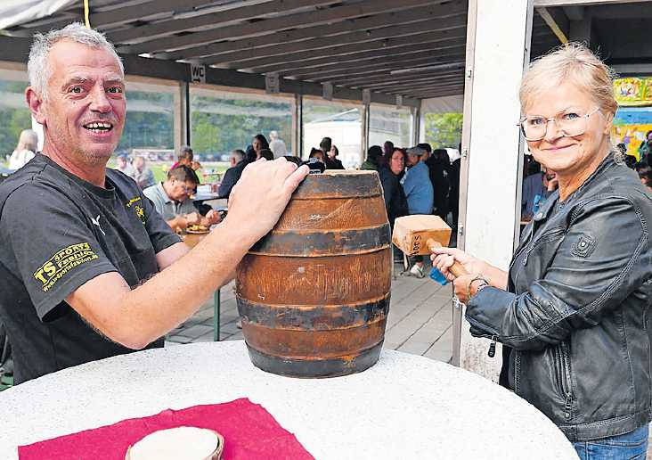 SV Silz-Vorsitzender Joachim Kirsch und Ortsbürgermeisterin Elke Mandery beim Fassanstich. FOTO: ORTSGEMEINDE SILZ/GRATIS