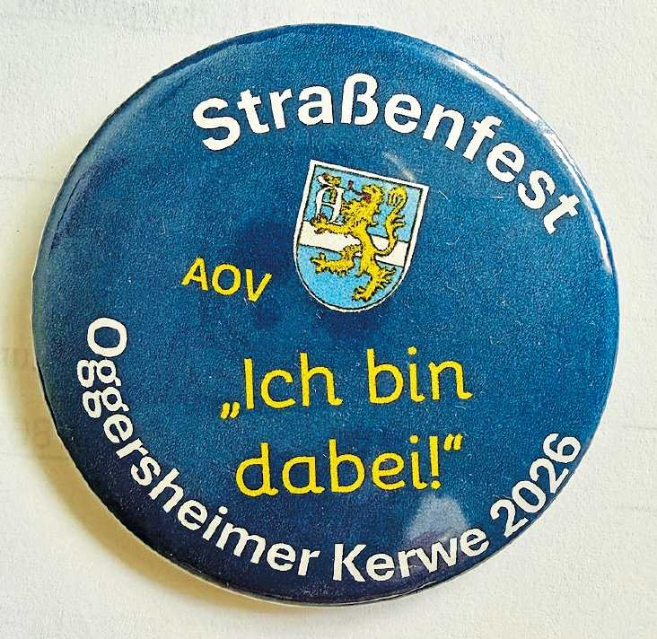 In diesem Jahr zum ersten Mal erhältlich: Der Oggersheimer Straßenfestbutton. FOTO: CLAUDIA MATHEIS