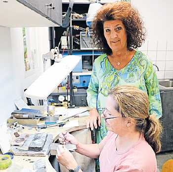 Goldschmiedin Nicole Hochwärter (vorne) und Inhaberin Stephanie Berberich. FOTO: MIDE