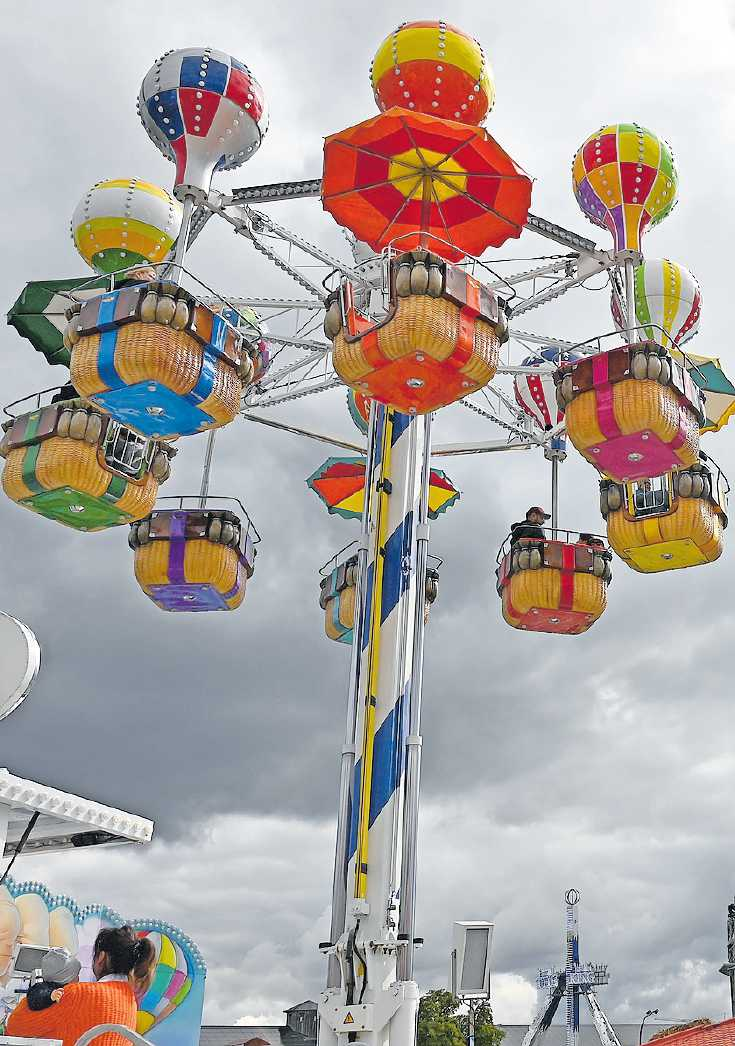Kleine Besucher können auf dem Wurstmarkt wieder eine „Ballonfahrt“ unternehmen. ARCHIVFOTO: KRETZSCHMAR