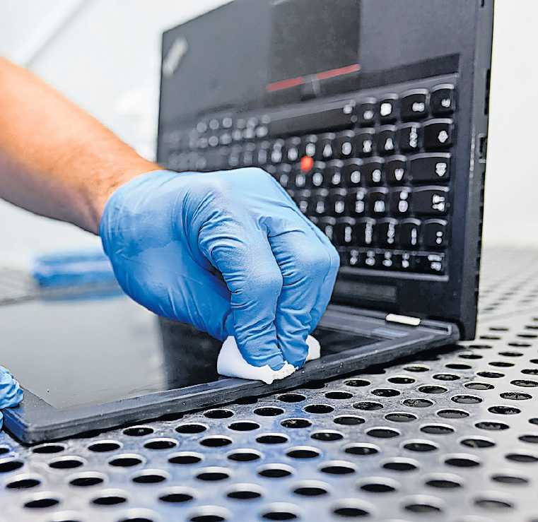 Bei der Generalüberholung eines Laptops wird auch eine gründliche Reinigung vorgenommen. FOTO: DJD/AFB GROUP