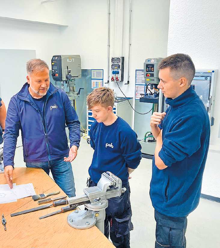 psb-Ausbildungsleiter Zoran Janjuz (links) hat beim psb ein optimales Ausbildungszentrum zur Verfügung. Alex Neumann (Mitte) lernt Industriemechaniker und Moritz Del, Fachkraft für Metalltechnik. FOTO: CHRISTIANE MAGIN