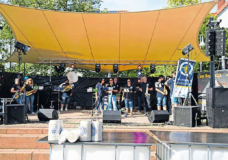 Für gute Stimmung an allen Tagen sorgen bekannte Bands auf der Showbühne. FOTO: GEMEINDE BÖHL-IGGELHEIM/GRATIS