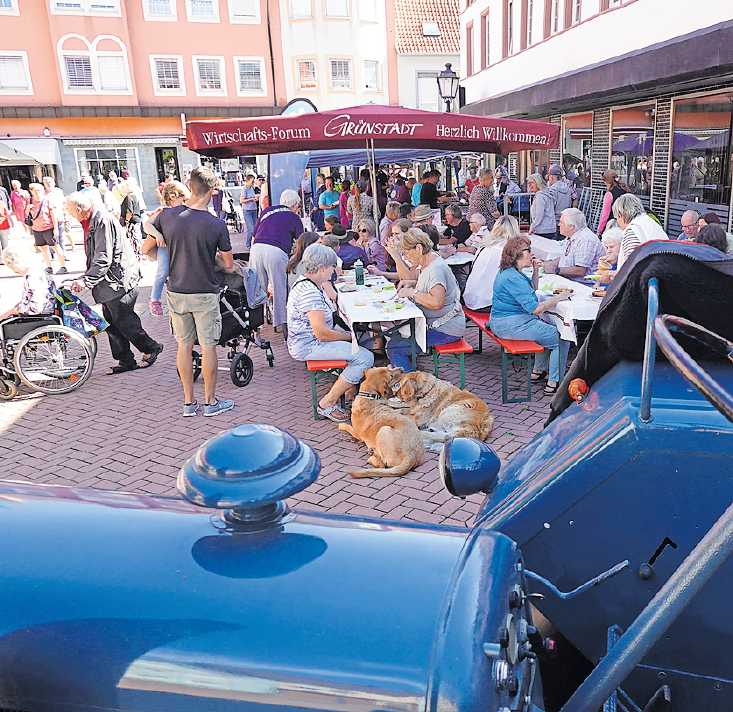 Zwischen Oldtimer-Traktoren lassen es sich die Besucher des Grumbeertags schmecken. FOTO: ANJA BENNDORF