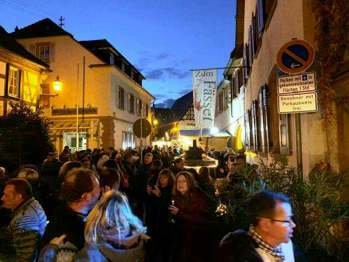 Geselliges Treiben in den Straßen von St. Martin: Beim Martinus Weinfest steht der Wein im Mittelpunkt.