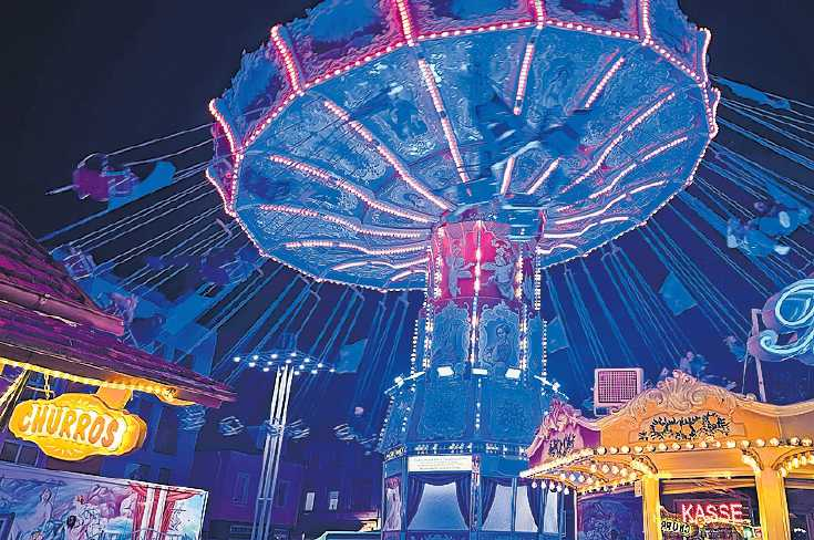 Kettenkarussell auf dem Bahnhofsvorplatz, Riesenrad an der Landauer Straße: Der Jahrmarkt sorgt an beiden Standorten für Fahrspaß und Feststimmung. FOTO: EVA BENDER