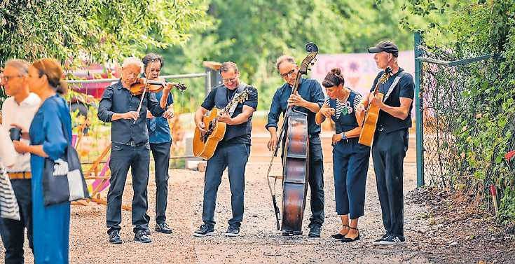Musik unter freiem Himmel gehört zum Programm der Landesgartenschau. So wird das Gelände zu einem lebendigen Treffpunkt für Jung und Alt. FOTO: LANDESGARTENSCHAU NEUSTADT