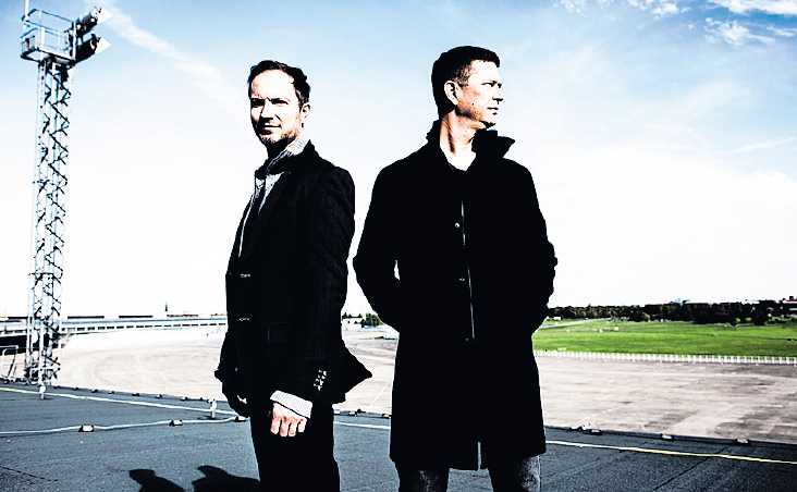 Mit Cello und Gitarre zwischen Jazz und Rock: Stephan Braun (li.) und Arne Jansen huldigen den Dire Straits. | Foto: Jörg Steinmetz/oho