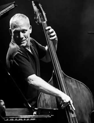 Die „Enjoy Jazz“-Zugabe: Avishai Cohen. | Foto: Peter Vit/oho