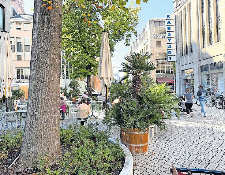 Große Warenhäuser, bekannte Marken und viel Bewegung: Die Innenstadt zeigt ihre Einkaufsvielfalt. FOTO: THORSTEN KORNMANN