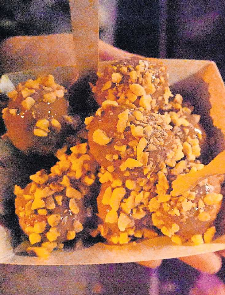 Das türkische und griechische Dessert Lokmata wird in vielen Geschmacksrichtungen angeboten. FOTO: ANJA BENNDORF