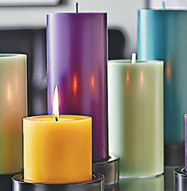 Die traditionelle Manufaktur präsentiert Herbst-/Wintersaison Kollektion mit sinnlichen Düften und eleganten Farben: Marone, Fichte, Senf, Cashmere und Aubergine. Dazu viele Dekorations- und Geschenkideen