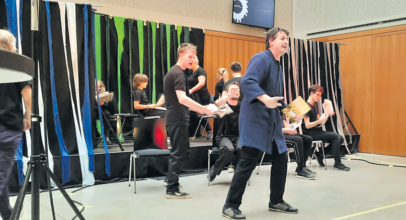 Beim Zeitungstheater geht es darum, Titel aufzugreifen und darzustellen. <br draggable="true" data-highlightable="1" id="in7cc"/>BILDER: SN/BADER