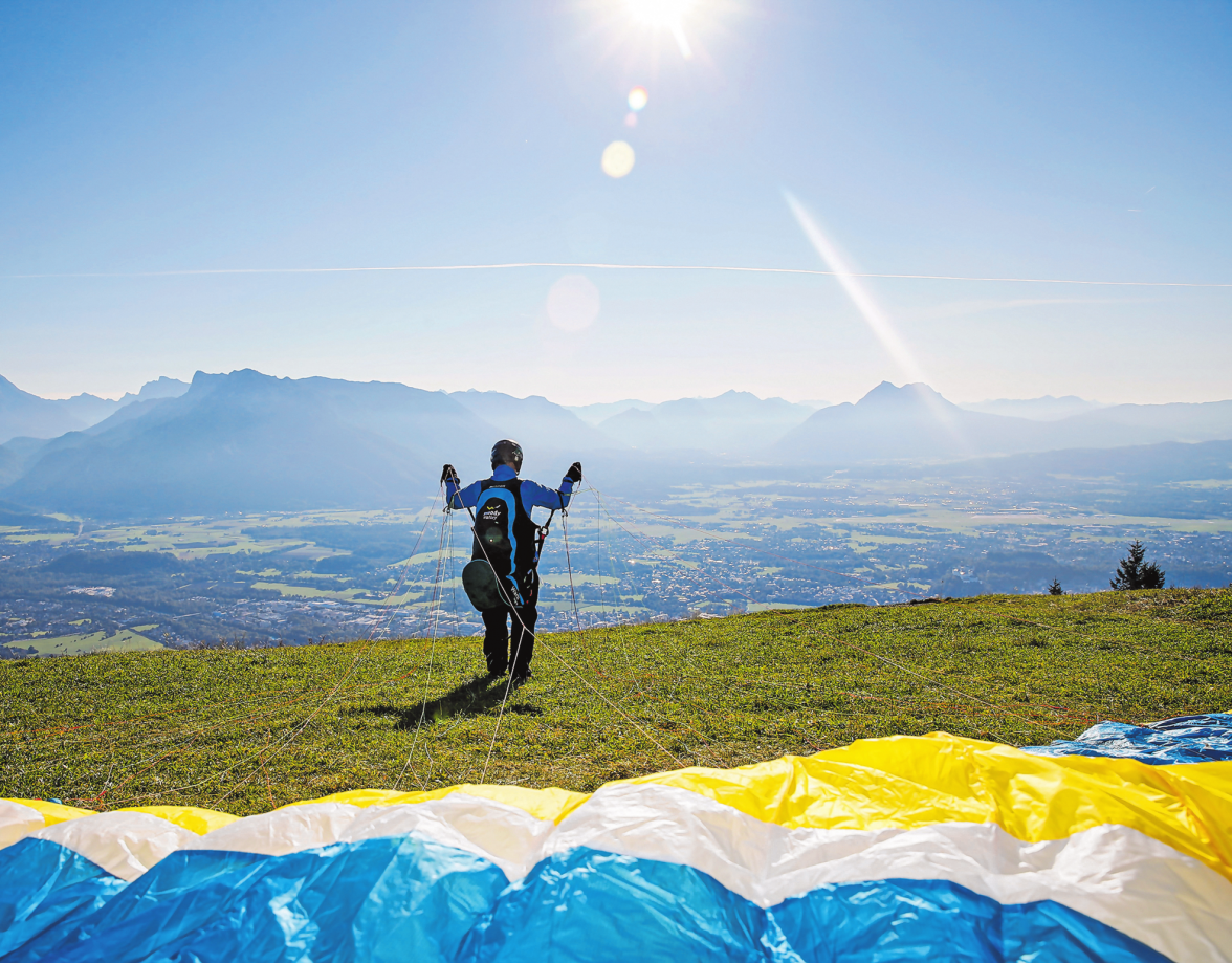 Traumhafter Ausblick vom Startplatz auf dem Gaisberg auf Salzburg. Vor dem Start wird der Gleitschirm ausgepackt, der Gurt angelegt und das Variometer eingeschaltet. BILD: SN/ANDREAS EDER