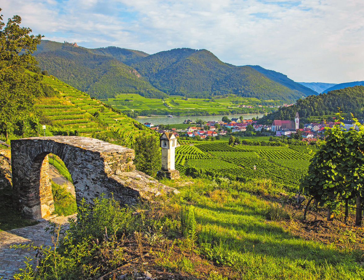 Blick auf Spitz vom Roten Tor, das seinen Namen aus dem 30-jährigen Krieg hat. BILD: SN/ART REDAKTIONS TEAM-FRANK HEUER