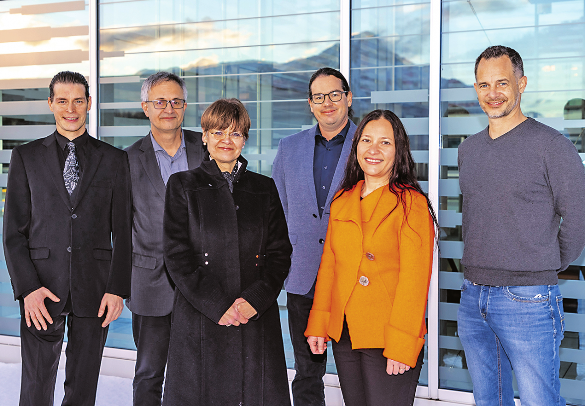 Arbeiten am Schulunterricht der Zukunft: Alexander Strahl (Uni), Werner Michler (Uni), Ulrike Greiner (Projektleitung Uni), Florian Geier (PH), Christine TrültzschWijnen (Projektverantwortliche PH) und Wolf Hilzensauer (PH). BILD: SN/UNI SALZBURG/A. KOLARIK
