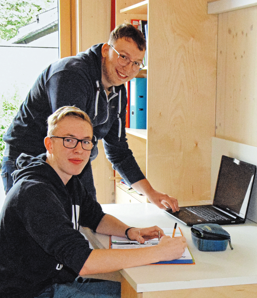 <b>Lukas Schober aus Lochen und Florian Preß aus dem bayeriInternatszimmer schen Garching, zweite Klasse, teilen sich ein und lernen gemeinsam.<br/></b><i>BILD: SN/RICKY KNOLL</i>