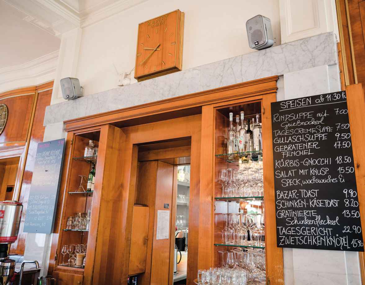 Das Interieur im Café ist heute noch dasselbe wie vor 100 Jahren. Das imponiert.