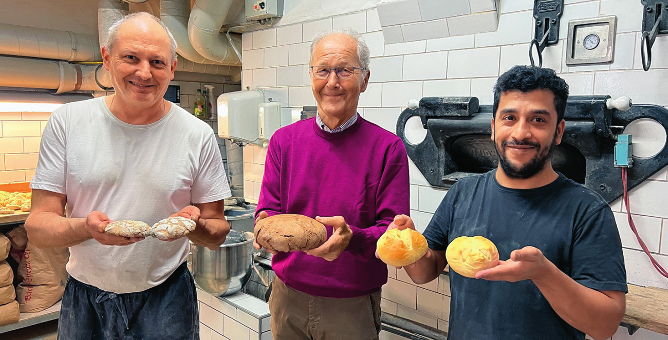 Kurt Michlmair, Franz Grabmer und Ahmed Hussaini in der Stiftsbäckerei St. Peter. BILD: SN/MICHAELA HESSENBERGER